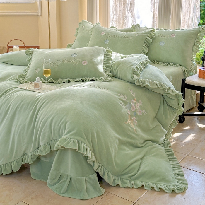 91家纺网 家纺一手货源 找家纺 美洲琳 2025新款高克重牛奶绒绣花四件套 手捧花-水绿