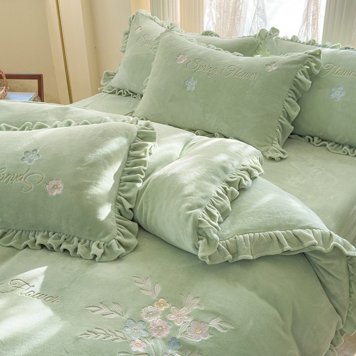 91家纺网 家纺一手货源 找家纺 美洲琳 2025新款高克重牛奶绒绣花四件套 手捧花-水绿