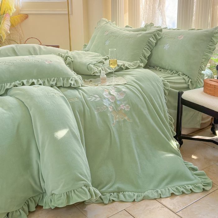 91家纺网 家纺一手货源 找家纺 美洲琳 2025新款高克重牛奶绒绣花四件套 手捧花-水绿