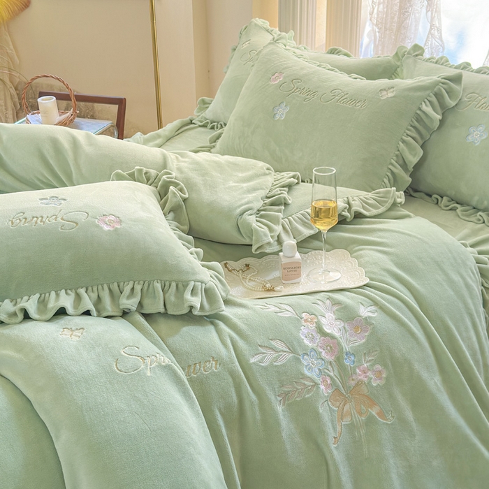 91家纺网 家纺一手货源 找家纺 美洲琳 2025新款高克重牛奶绒绣花四件套 手捧花-水绿