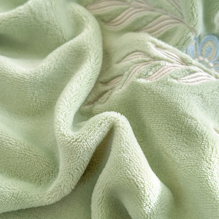 91家纺网 家纺一手货源 找家纺 美洲琳 2025新款高克重牛奶绒绣花四件套 手捧花-水绿