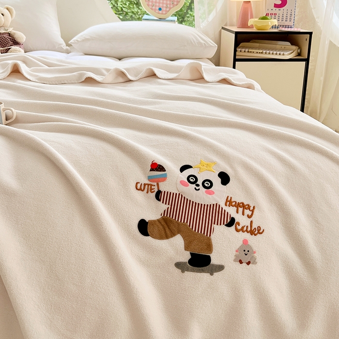 91家纺网 家纺一手货源 找家纺 凯轩毛毯网销专供 2025新款仿羊绒贴布绣毛毯毯子 欢乐熊猫-米白