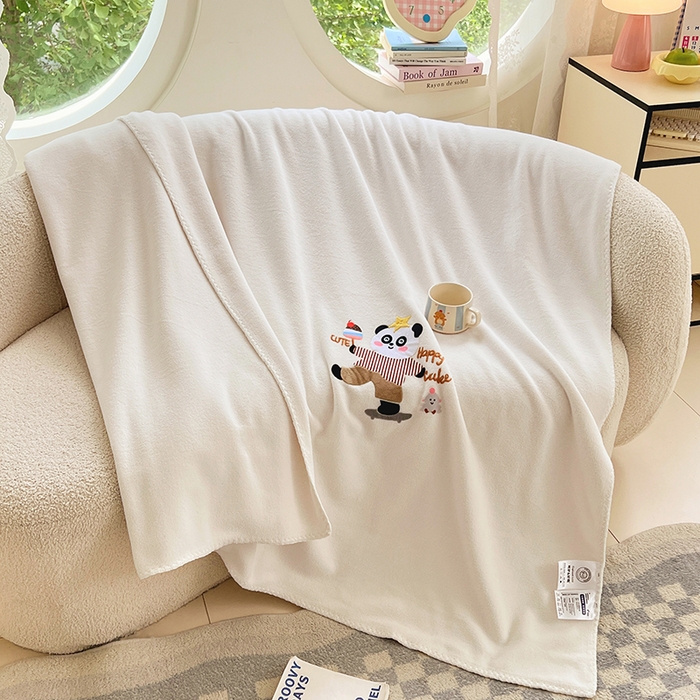 91家纺网 家纺一手货源 找家纺 凯轩毛毯网销专供 2025新款仿羊绒贴布绣毛毯毯子 欢乐熊猫-米白