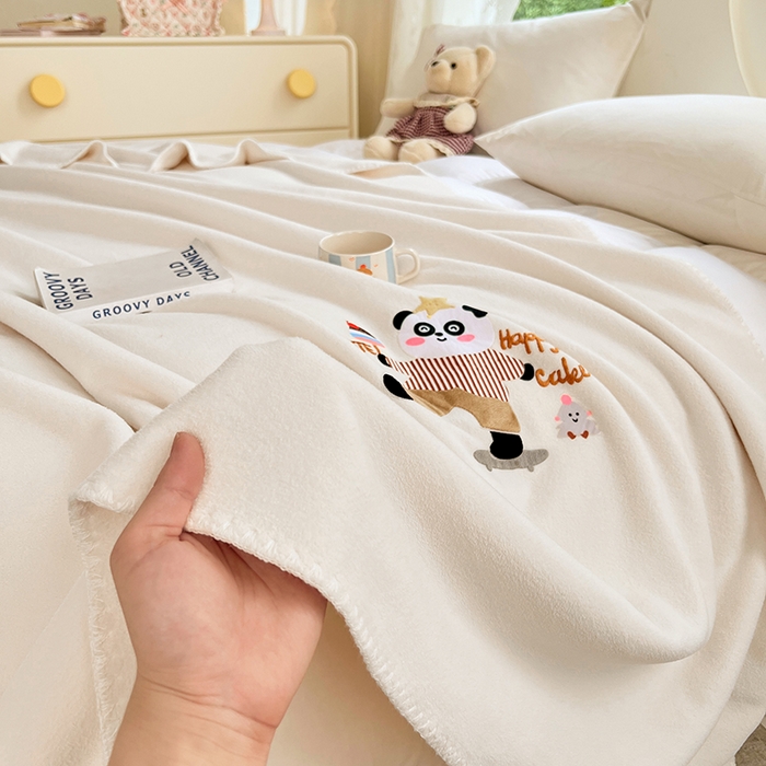 91家纺网 家纺一手货源 找家纺 凯轩毛毯网销专供 2025新款仿羊绒贴布绣毛毯毯子 欢乐熊猫-米白