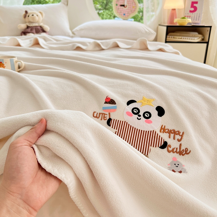 91家纺网 家纺一手货源 找家纺 凯轩毛毯网销专供 2025新款仿羊绒贴布绣毛毯毯子 欢乐熊猫-米白