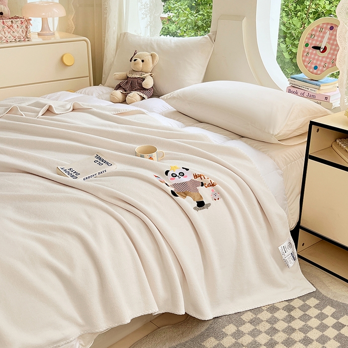 91家纺网 家纺一手货源 找家纺 凯轩毛毯网销专供 2025新款仿羊绒贴布绣毛毯毯子 欢乐熊猫-米白