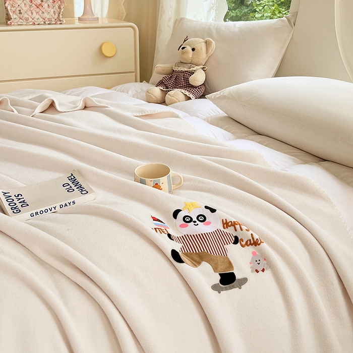 91家纺网 家纺一手货源 找家纺 凯轩毛毯网销专供 2025新款仿羊绒贴布绣毛毯毯子 欢乐熊猫-米白