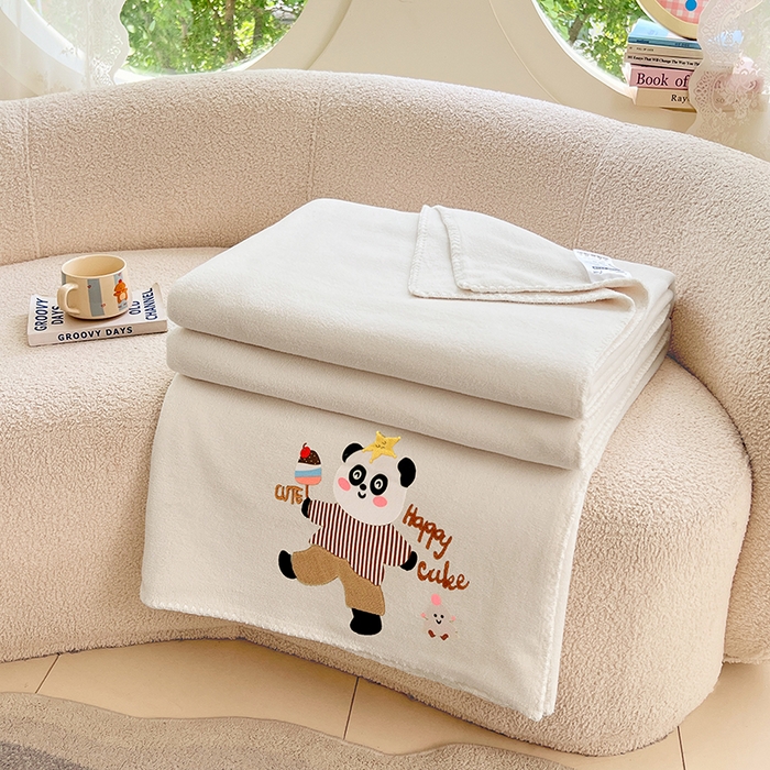 91家纺网 家纺一手货源 找家纺 凯轩毛毯网销专供 2025新款仿羊绒贴布绣毛毯毯子 欢乐熊猫-米白