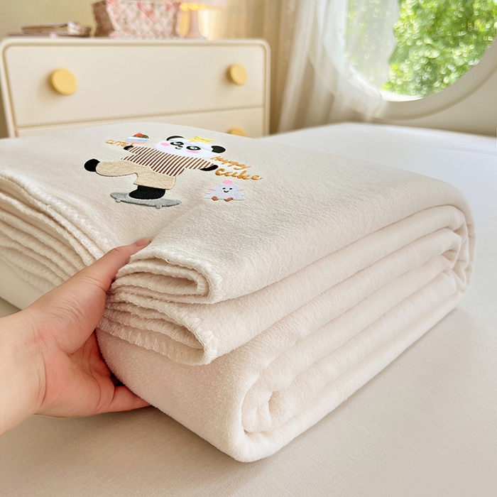 91家纺网 家纺一手货源 找家纺 凯轩毛毯网销专供 2025新款仿羊绒贴布绣毛毯毯子 欢乐熊猫-米白