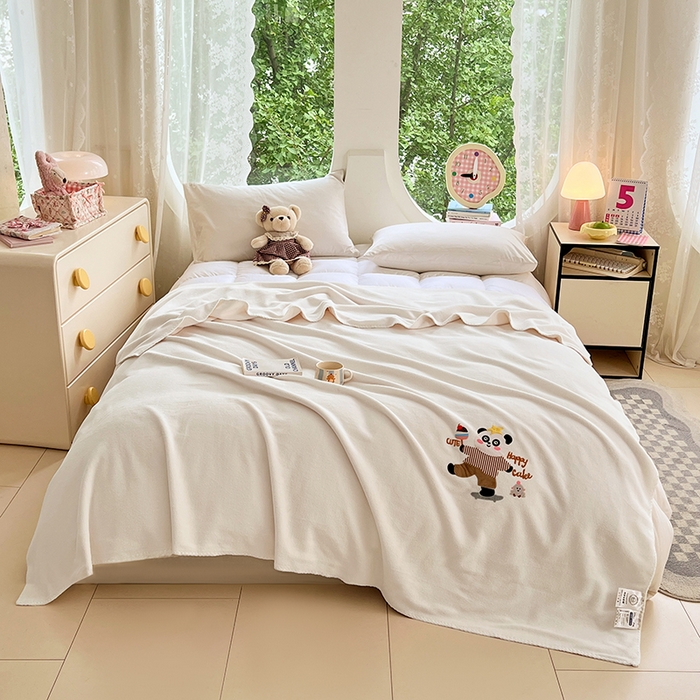 凯轩毛毯网销专供 2025新款仿羊绒贴布绣毛毯毯子 欢乐熊猫-米白