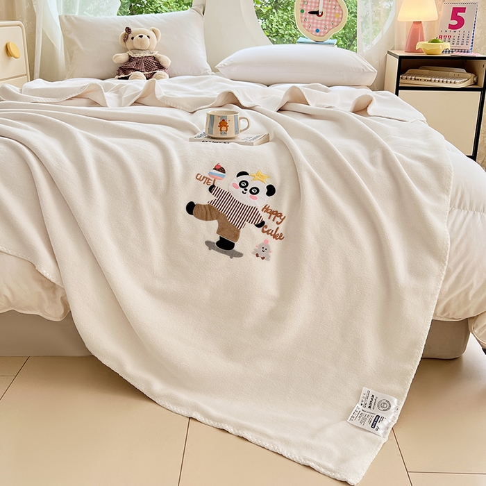 91家纺网 家纺一手货源 找家纺 凯轩毛毯网销专供 2025新款仿羊绒贴布绣毛毯毯子 欢乐熊猫-米白