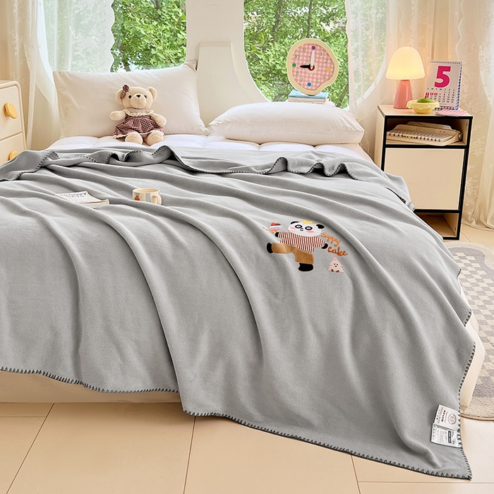 91家纺网 家纺一手货源 找家纺 凯轩毛毯网销专供 2025新款仿羊绒贴布绣毛毯毯子 欢乐熊猫-灰