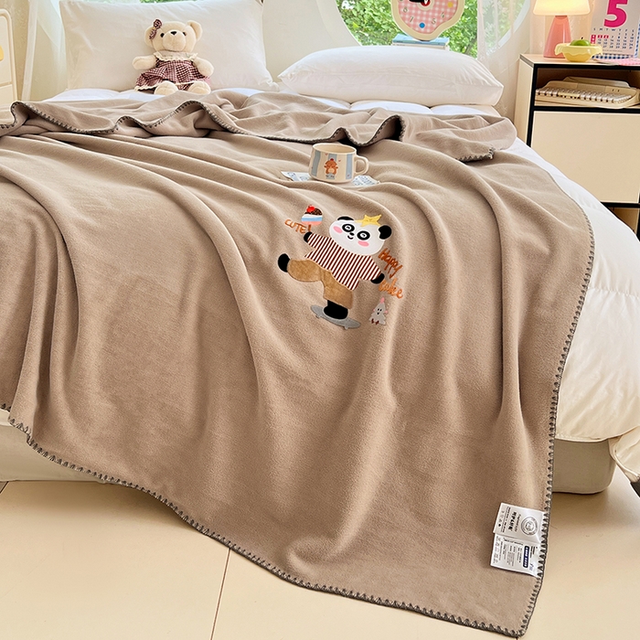 91家纺网 家纺一手货源 找家纺 凯轩毛毯网销专供 2025新款仿羊绒贴布绣毛毯毯子 欢乐熊猫-咖