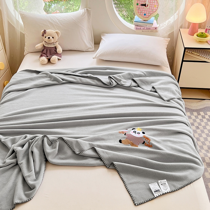 91家纺网 家纺一手货源 找家纺 凯轩毛毯网销专供 2025新款仿羊绒贴布绣毛毯毯子 欢乐熊猫-灰