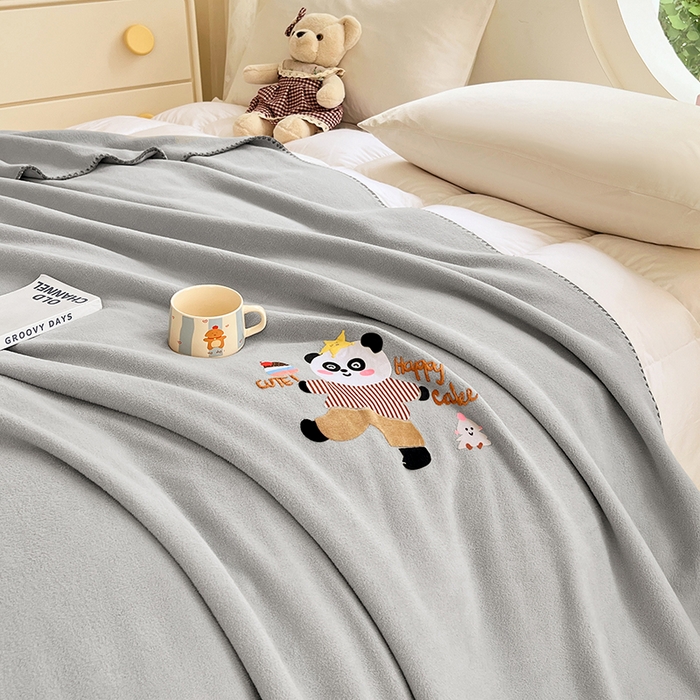 91家纺网 家纺一手货源 找家纺 凯轩毛毯网销专供 2025新款仿羊绒贴布绣毛毯毯子 欢乐熊猫-灰