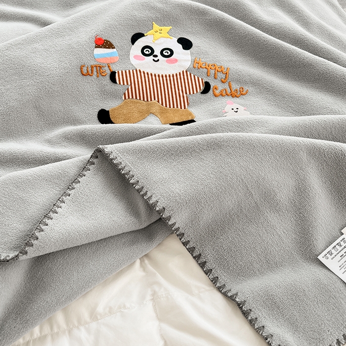 91家纺网 家纺一手货源 找家纺 凯轩毛毯网销专供 2025新款仿羊绒贴布绣毛毯毯子 欢乐熊猫-灰