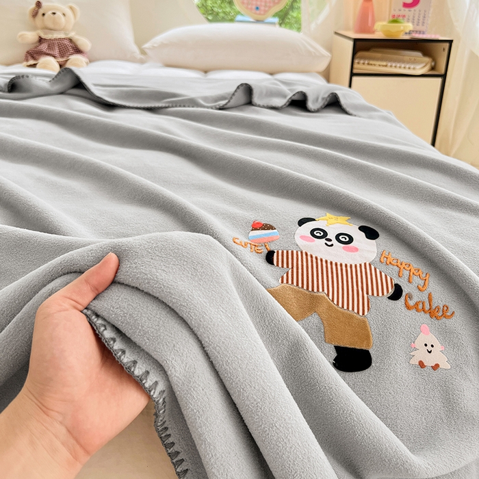 91家纺网 家纺一手货源 找家纺 凯轩毛毯网销专供 2025新款仿羊绒贴布绣毛毯毯子 欢乐熊猫-灰