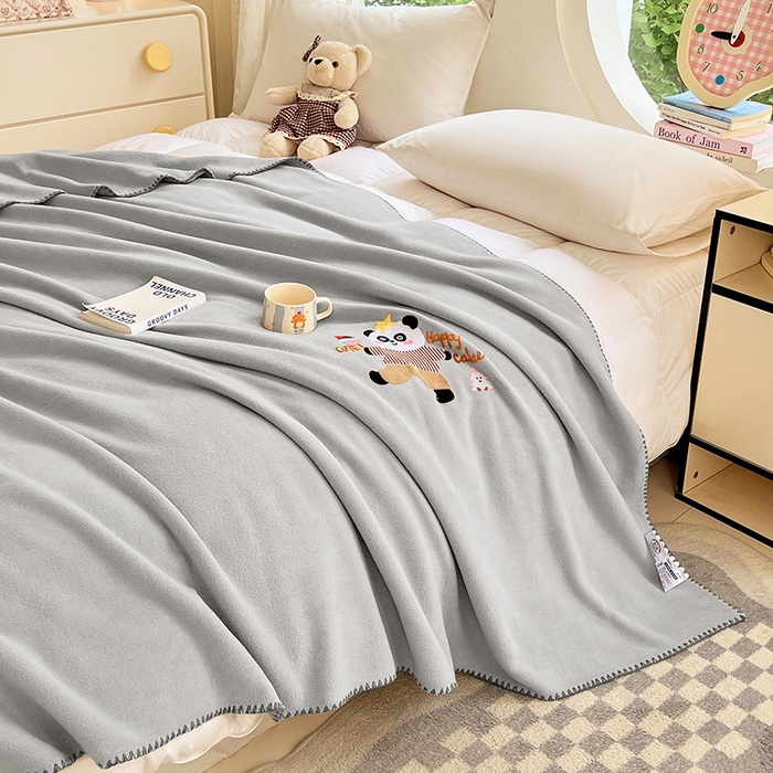 91家纺网 家纺一手货源 找家纺 凯轩毛毯网销专供 2025新款仿羊绒贴布绣毛毯毯子 欢乐熊猫-灰