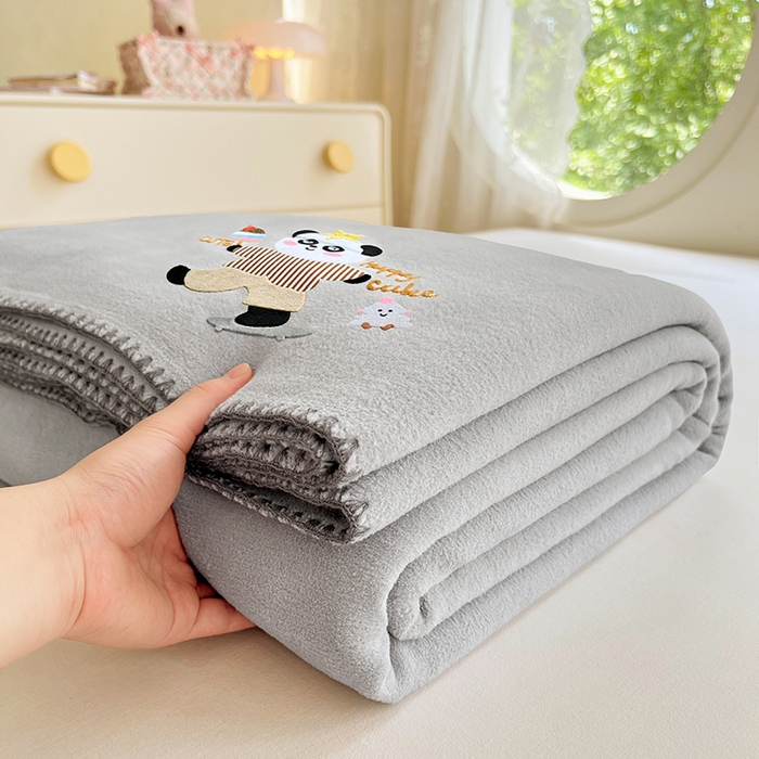 91家纺网 家纺一手货源 找家纺 凯轩毛毯网销专供 2025新款仿羊绒贴布绣毛毯毯子 欢乐熊猫-灰