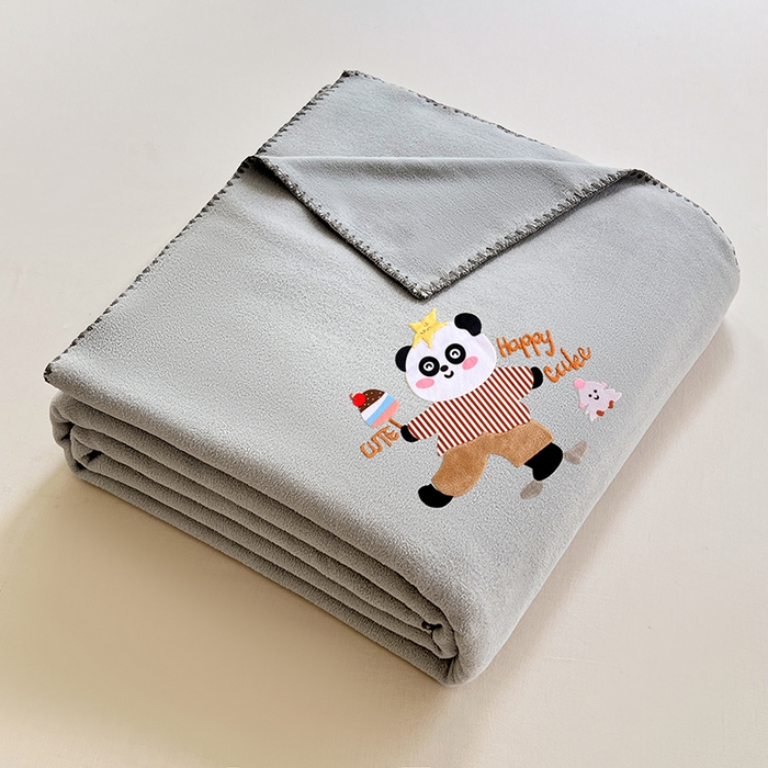 91家纺网 家纺一手货源 找家纺 凯轩毛毯网销专供 2025新款仿羊绒贴布绣毛毯毯子 欢乐熊猫-灰