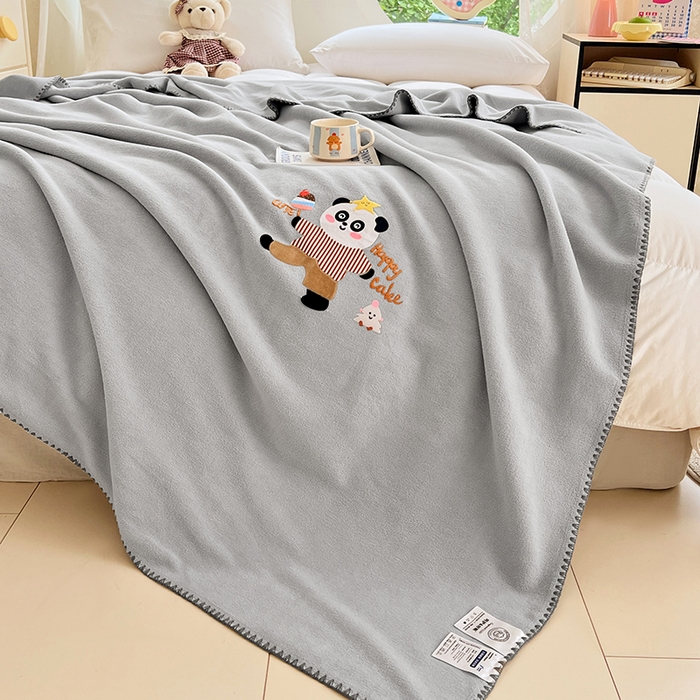 91家纺网 家纺一手货源 找家纺 凯轩毛毯网销专供 2025新款仿羊绒贴布绣毛毯毯子 欢乐熊猫-灰