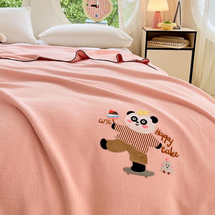 91家纺网 家纺一手货源 找家纺 凯轩毛毯网销专供 2025新款仿羊绒贴布绣毛毯毯子 欢乐熊猫-粉