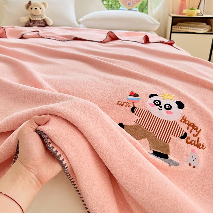 91家纺网 家纺一手货源 找家纺 凯轩毛毯网销专供 2025新款仿羊绒贴布绣毛毯毯子 欢乐熊猫-粉