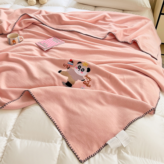 91家纺网 家纺一手货源 找家纺 凯轩毛毯网销专供 2025新款仿羊绒贴布绣毛毯毯子 欢乐熊猫-粉