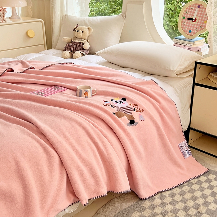 91家纺网 家纺一手货源 找家纺 凯轩毛毯网销专供 2025新款仿羊绒贴布绣毛毯毯子 欢乐熊猫-粉