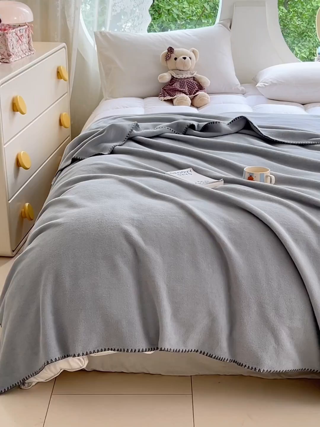 91家纺网 家纺一手货源 找家纺 凯轩毛毯网销专供 2025新款仿羊绒贴布绣毛毯毯子 欢乐熊猫-灰