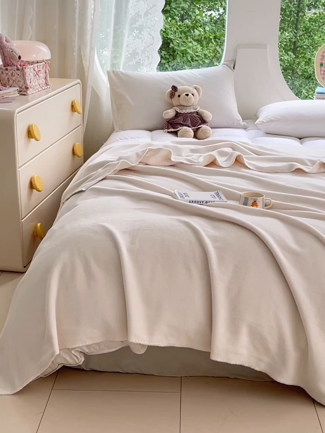 91家纺网 家纺一手货源 找家纺 凯轩毛毯网销专供 2025新款仿羊绒贴布绣毛毯毯子 欢乐熊猫-米白