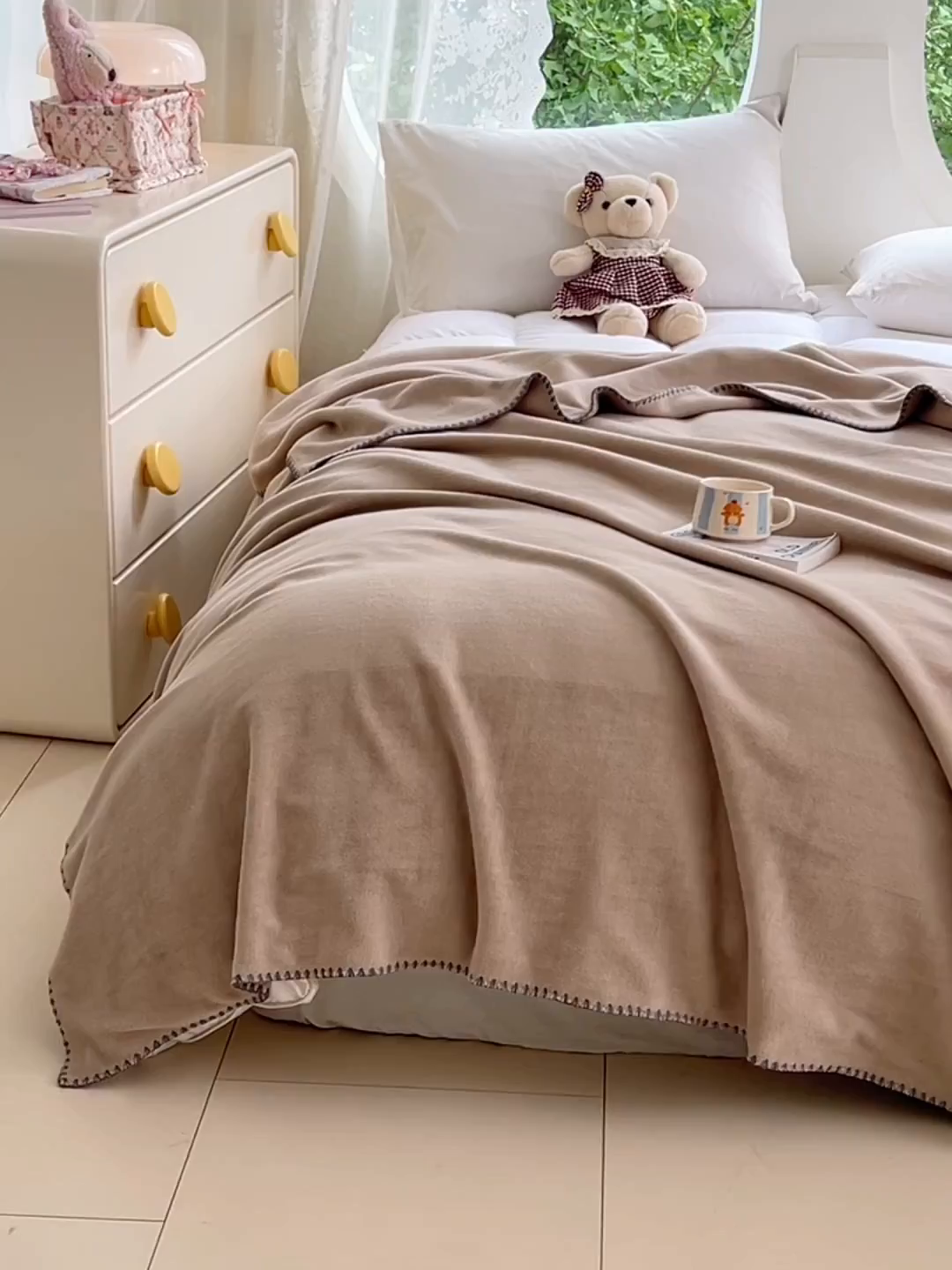 91家纺网 家纺一手货源 找家纺 凯轩毛毯网销专供 2025新款仿羊绒贴布绣毛毯毯子 欢乐熊猫-咖