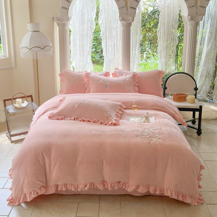 美洲琳 2025新款高克重牛奶绒绣花四件套 手捧花-心粉