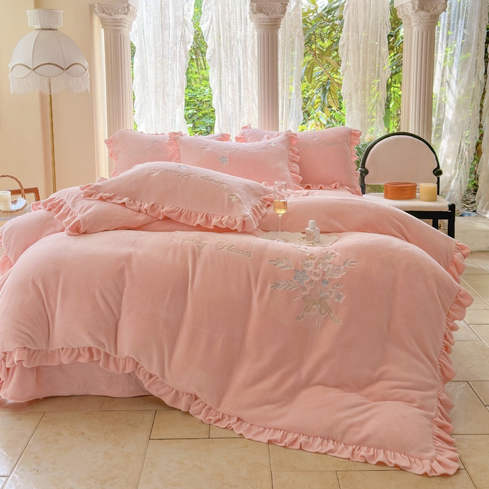 91家纺网 家纺一手货源 找家纺 美洲琳 2025新款高克重牛奶绒绣花四件套 手捧花-心粉