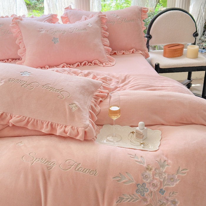 91家纺网 家纺一手货源 找家纺 美洲琳 2025新款高克重牛奶绒绣花四件套 手捧花-心粉