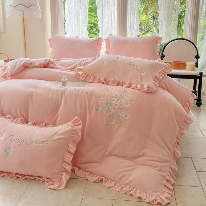 91家纺网 家纺一手货源 找家纺 美洲琳 2025新款高克重牛奶绒绣花四件套 手捧花-心粉