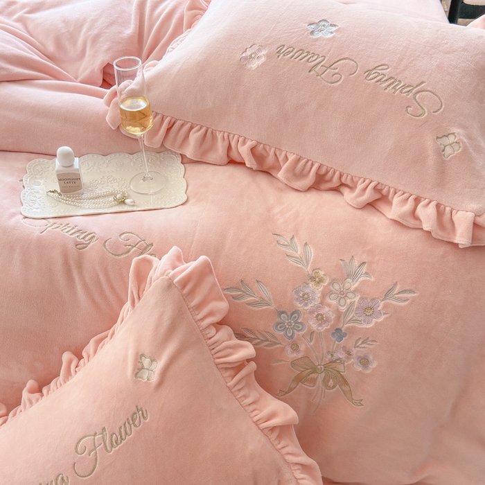 91家纺网 家纺一手货源 找家纺 美洲琳 2025新款高克重牛奶绒绣花四件套 手捧花-心粉