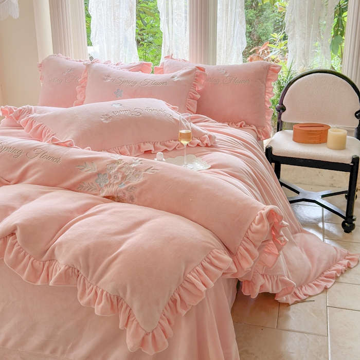 91家纺网 家纺一手货源 找家纺 美洲琳 2025新款高克重牛奶绒绣花四件套 手捧花-心粉