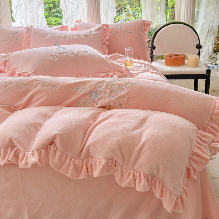 91家纺网 家纺一手货源 找家纺 美洲琳 2025新款高克重牛奶绒绣花四件套 手捧花-心粉