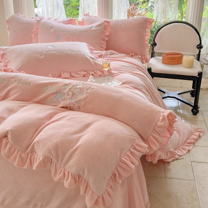 91家纺网 家纺一手货源 找家纺 美洲琳 2025新款高克重牛奶绒绣花四件套 手捧花-心粉