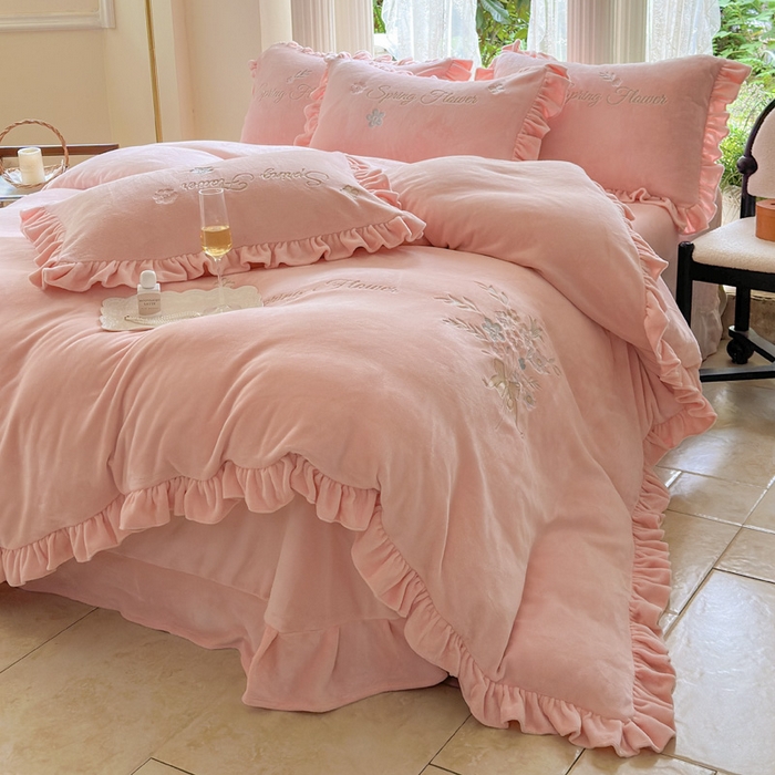 91家纺网 家纺一手货源 找家纺 美洲琳 2025新款高克重牛奶绒绣花四件套 手捧花-心粉