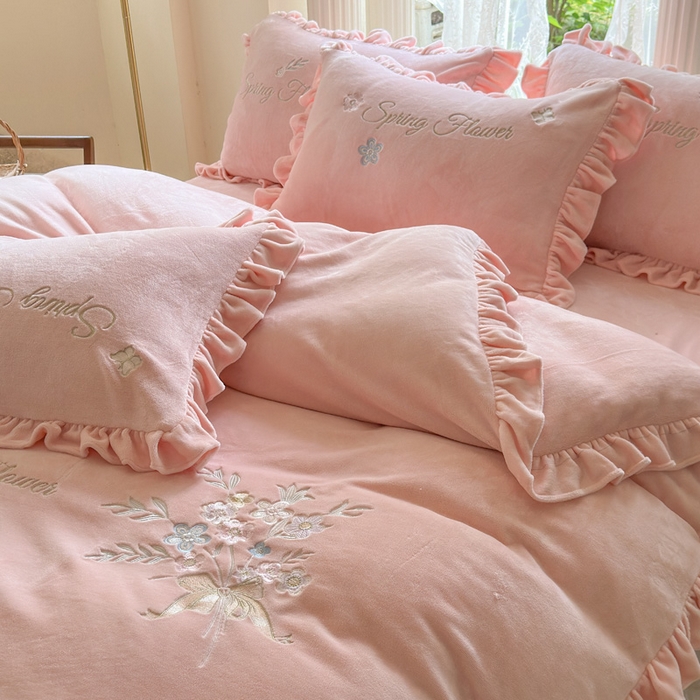 91家纺网 家纺一手货源 找家纺 美洲琳 2025新款高克重牛奶绒绣花四件套 手捧花-心粉