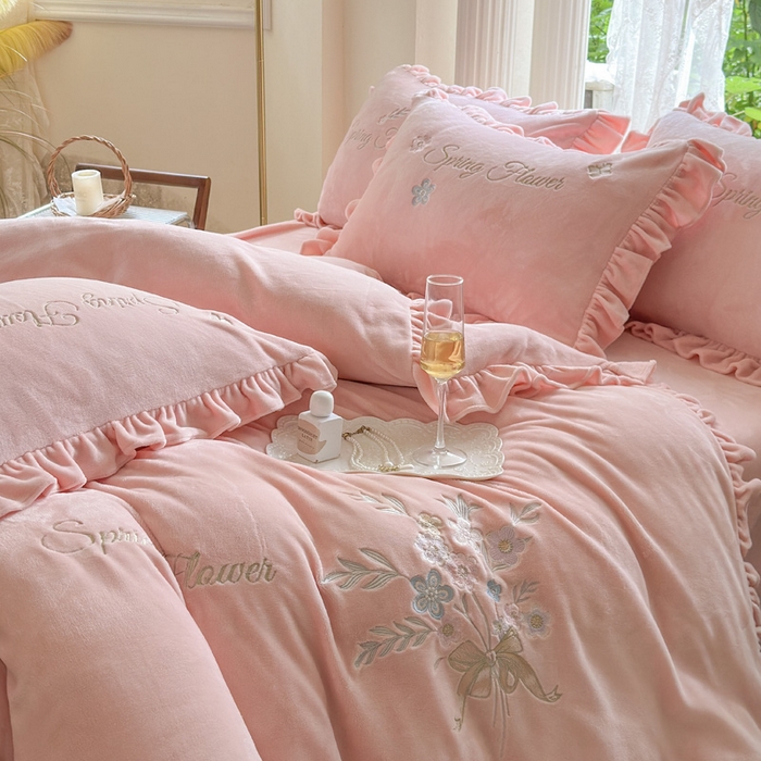 91家纺网 家纺一手货源 找家纺 美洲琳 2025新款高克重牛奶绒绣花四件套 手捧花-心粉