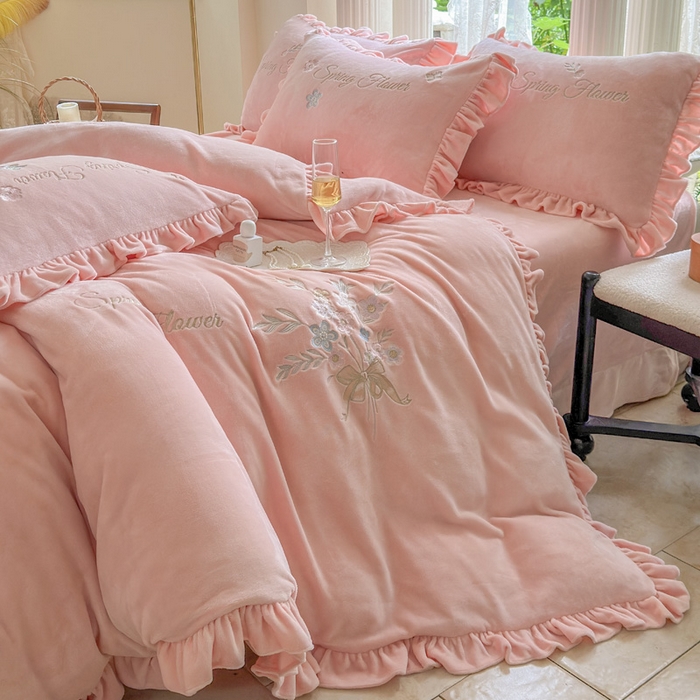 91家纺网 家纺一手货源 找家纺 美洲琳 2025新款高克重牛奶绒绣花四件套 手捧花-心粉