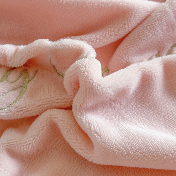 91家纺网 家纺一手货源 找家纺 美洲琳 2025新款高克重牛奶绒绣花四件套 手捧花-心粉