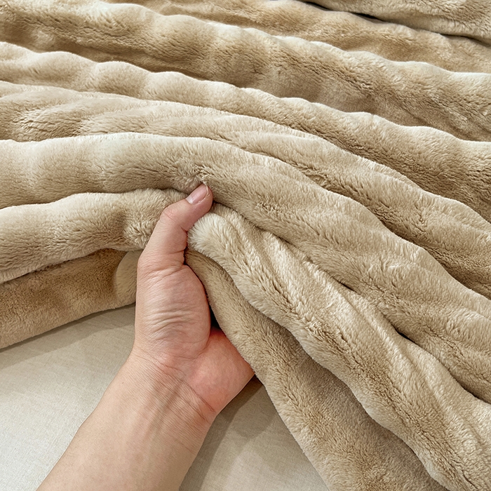91家纺网 家纺一手货源 找家纺 凯轩毛毯网销专供 2025新款水波纹精品婚庆云毯毛毯 水波纹-燕麦色