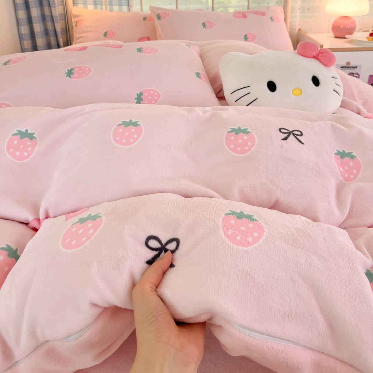 91家纺网 家纺一手货源 找家纺 贝扬思家纺 2025新款软fufu加厚保暖可爱系牛奶绒宿舍床套件系列（小红书推荐）（提供买家秀） 草莓牛奶