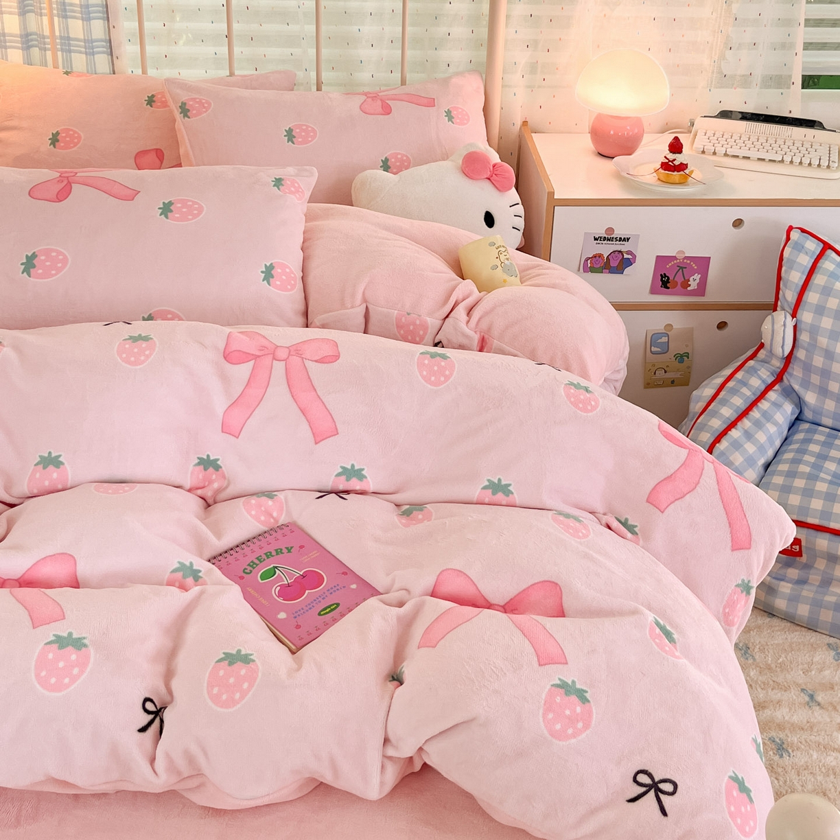 91家纺网 家纺一手货源 找家纺 贝扬思家纺 2025新款软fufu加厚保暖可爱系牛奶绒宿舍床套件系列（小红书推荐）（提供买家秀） 草莓牛奶