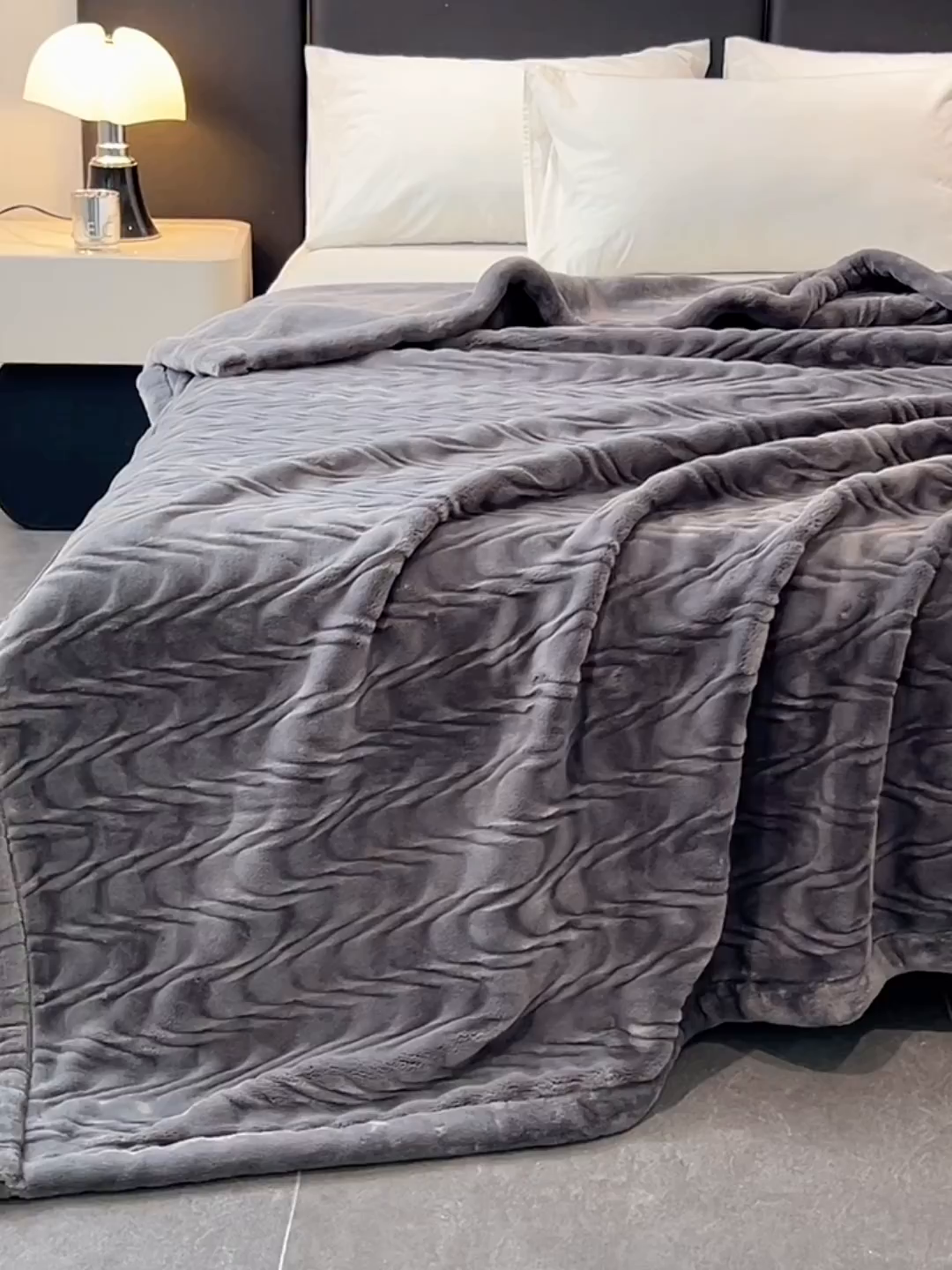 91家纺网 家纺一手货源 找家纺 凯轩毛毯网销专供 2025新款水波纹精品婚庆云毯毛毯 水波纹-绅士灰