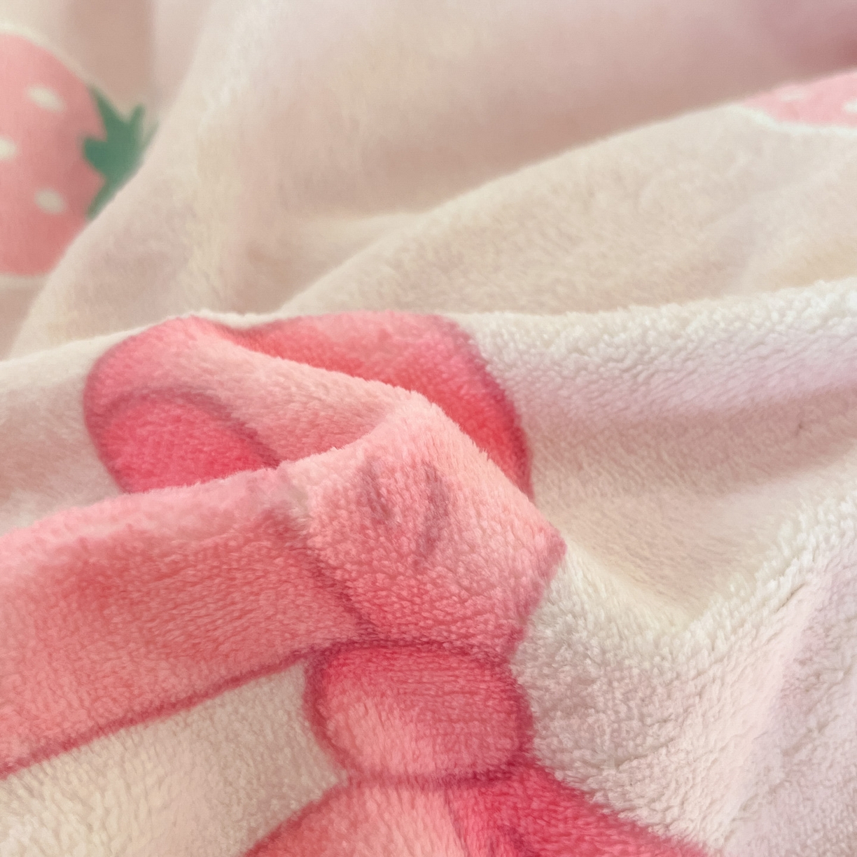 91家纺网 家纺一手货源 找家纺 贝扬思家纺 2025新款软fufu加厚保暖可爱系牛奶绒宿舍床套件系列（小红书推荐）（提供买家秀） 草莓牛奶